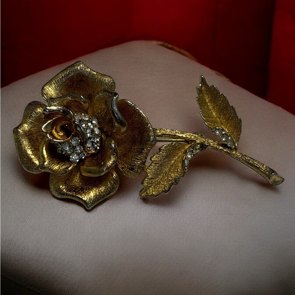 Albert Weiss Vintage Gold Tone Crystal Rhinestone Rose Brooch 2-1/2”